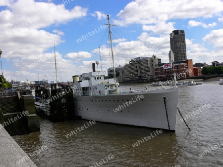 Kriegsschiff auf der Themse