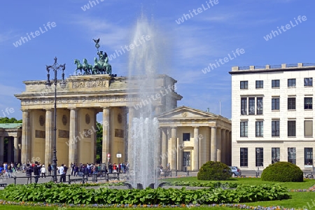 Blick auf den Pariser Platz mit Brandenburger Tor , Berlin, Deutschland, Europa 