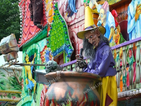 Hexenfigur auf einem Jahrmarkt