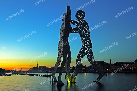 Molecule Men, 30 Meter hohes Kunstwerk aus Aluminium ,  Bildhauer Jonathan Borofsky, in der Spree stehend bei Sonnenuntergang ,  Berlin, Deutschland, Europa oeffentlicherGrund