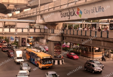 Der Strassenverkehr am Siam Square im Zentrum von Bangkok der Hauptstadt von Thailand in Suedostasien.  