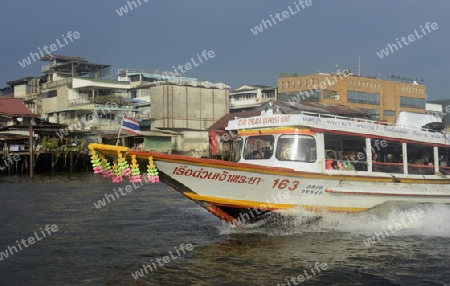 Ein Wassertaxi Boat auf dem Nam Chao Phraya River in der Stadt Bangkok in Thailand in Suedostasien.