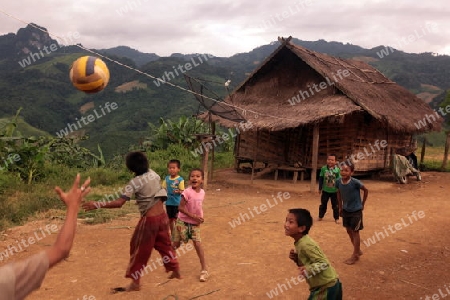 Kinder beim Fussball Spielen in einem Bergdorf in der Bergregion beim Dorf Kasi an der Nationalstrasse 13 zwischen Vang Vieng und Luang Prabang in Zentrallaos von Laos in Suedostasien