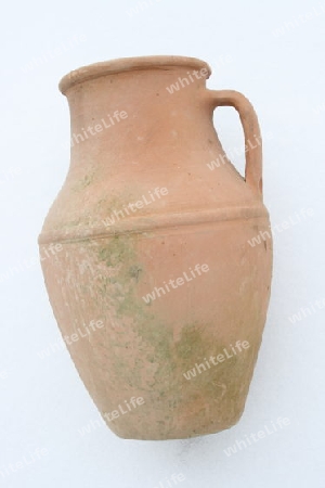Terracotta amphora lying on a white background  liegende Terrakotta Amphore auf wei?em Hintergrund  