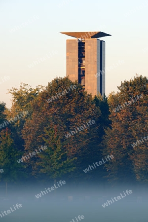 Carillon, Glockenturm im Tiergarten Berlin, bei Sonnenaufgang und Bodennebel, Deutschland, Europa, oeffentlicherGrund