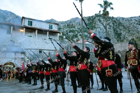 Eine Zunft waehrend einem Fest in der Altstadt von Kotor  in der inneren Bucht von Kotor am Mittelmeer  in Montenegro in Europa.  