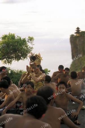 Der Pura Luhur Ulu Watu Tempel mit einer Bali Dance Show im sueden von Bali auf der Insel Bali in Indonesien.  
