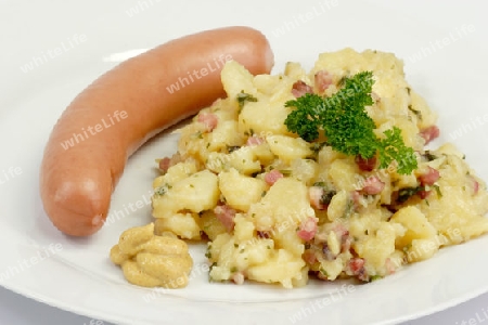 Bockwurst mit Kartoffelsalat auf hellem Hintergrund