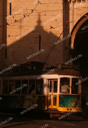 Ein Tram in der  Altstadt von Alfama in der Innenstadt der Hauptstadt Lissabon in Portugal.    