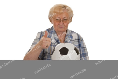 Seniorin mit Fussball- freigestellt auf weissem Hintergrund