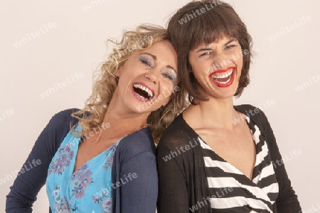 Zwei Freundinnen lachen 