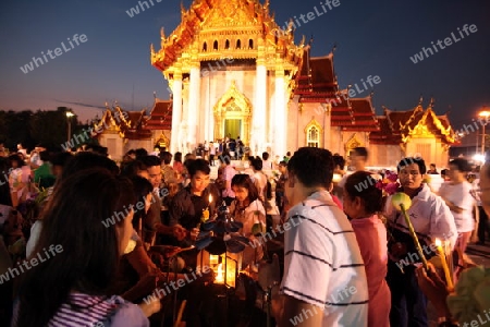 Die Tempelanlage des Wat Benchamabophit bei einer Religioesen Zeremonie in Bangkok der Hauptstadt von Thailand in Suedostasien