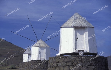 Windmuehlen im osten der Portugiesischen Insel Porto Santo bei Madeira im Atlantischen Ozean