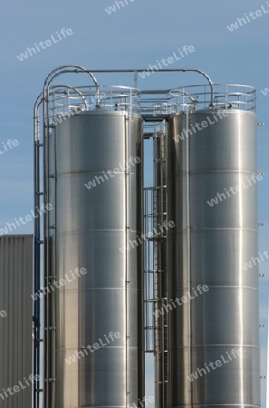 View of an industrial plant with large aluminum tanks        Blick auf eine Industrie Anlage mit gro?en Aluminiumtanks