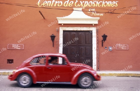 Ein VW Kaefer in der Altstadt von Valladolid im Staat Yucatan auf der Halbinsel Yuctan im sueden von Mexiko in Mittelamerika.  