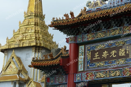 Das China Gate und der Wat Traimit im China Town in der Stadt Bangkok in Thailand in Suedostasien.