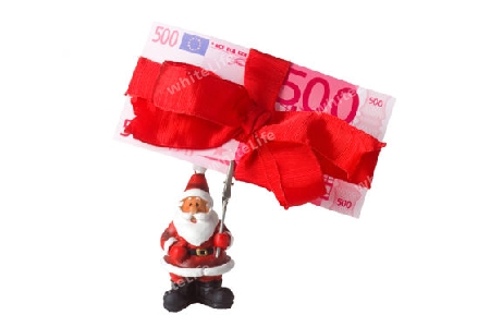 Weihnachtsmannfigur h?lt Banknote freigestellt auf weissem Hintergrund