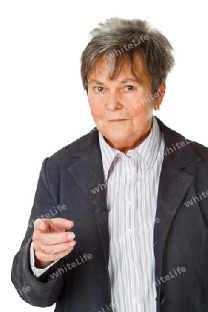 Seniorin - Gestik mit Finger- freigestellt auf weissem Hintergrund
