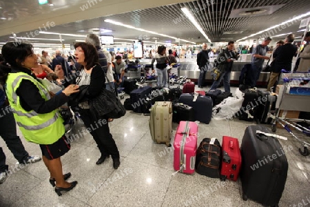 Chaos nach Flugverschiebungen und Flugausfaellen in der Reisegepaeck Empfangshalle im Internationalen Flughafen von Lissabon  in Portugal.