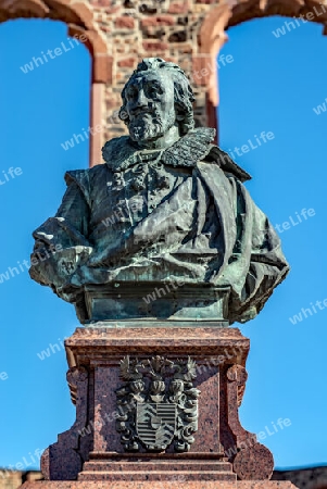 Grafenporträt. Philipp Ludwig II. von Hanau-Münzenberg (* 18. November 1576 in Hanau; † 9. August 1612 ebenda) war einer der bedeutendsten, in der Neuzeit und hinsichtlich der Nachwirkungen seiner Politik sicher der bedeutendste Graf von Hanau . 