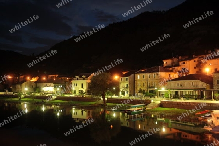 Die Landschaft mit der Steinbruecke von Rijeka Crnojevica mit dem Fluss Rijeka Crnojevica am westlichen ende des Skadarsko Jezero See oder Skadarsee in Zentral Montenegro in Montenegro im Balkan am Mittelmeer in Europa.