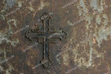 Kreuz aus Stein mit dem Wort "Wiedersehn"
