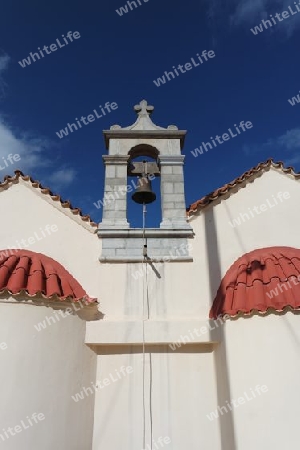 Kirchrchenfassade mit Glockenturm