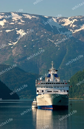 Kreuzfahrtschiff im Fjord