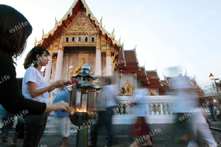 Die Tempelanlage des Wat Benchamabophit bei einer Religioesen Zeremonie in Bangkok der Hauptstadt von Thailand in Suedostasien