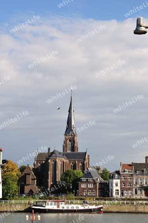 Maastricht mit Schiff und Kirche
