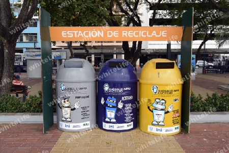 Container zur M?lltrennung in der Altstadt von  Guayaquil, Ecuador, Suedamerika
