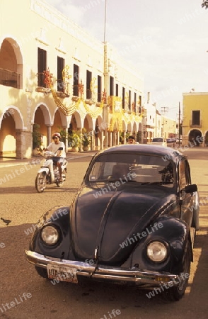 Ein VW Kaefer in der Altstadt von Valladolid im Staat Yucatan auf der Halbinsel Yuctan im sueden von Mexiko in Mittelamerika.  