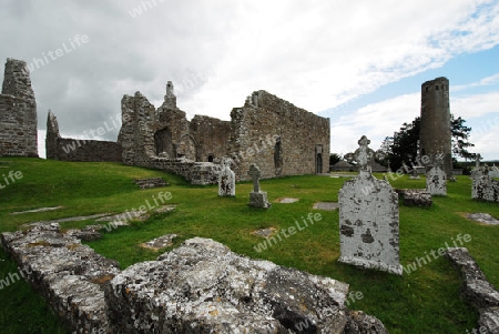 Kirchenruine und Friedhof in Irland