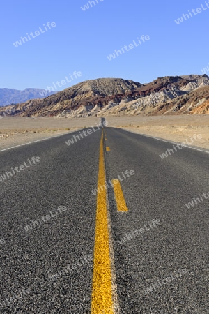 einsame Strasse im Death Valley Nationalpark, Kalifornien, USA