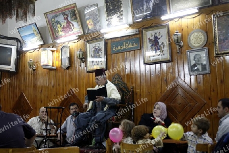 Der Geschichtenerzaehler Abu Shady im Cafe An Nafura im Souq oder Markt in der Altstadt und Hauptstadt von Syrien und Grossstadt von Damaskus in der uebersicht, Syrien 