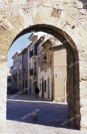 Das Zentrum des alten Dorfteil von Alcudia mit dem Torbogen der alten Stadtmauer im Osten der Insel Mallorca einer der Balearen Inseln im Mittelmeer.