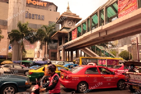 Der Strassenverkehr an der Wireless Road oder Withayu Strass  im Zentrum von Bangkok der Hauptstadt von Thailand in Suedostasien.