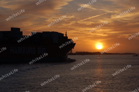 Sonnenuntergang mit Containerschiff