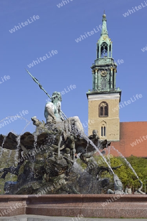 Neptunbrunnen am Alexanderplatz, im Hintergrund die Marienkirche, Berlin, Deutschland, Europa, oeffentlicherGrund