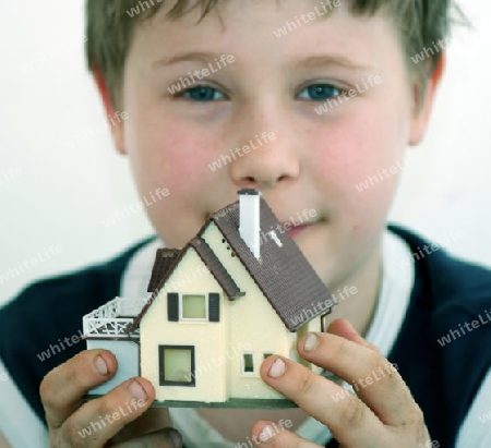 Kind mit Modellhaus