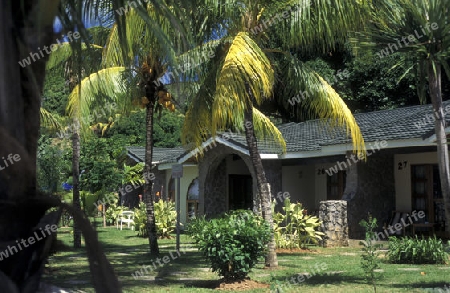 Die Anlage des Horel Coco de Mer auf der Insel Praslin auf den Seychellen Inseln mit dem Meer des Indische Ozean.  