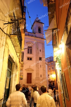 Die Kirche Sao Miguel im Quartier Alfama in der Altstadt von Lissabon  in Portugal.