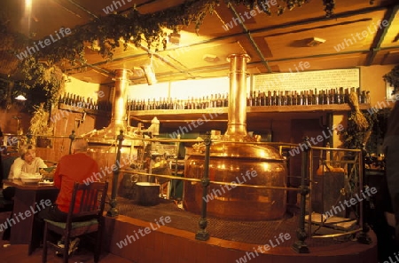 EinBierhaus mit Brauerei in der Hauptstadt Prag in der Tschechischen Repubilck in Osteuropa..