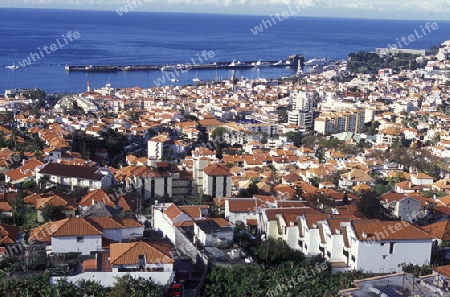 Eine Uebersicht auf die Hauptstadt Funchal auf der Insel Madeira im Atlantischen Ozean