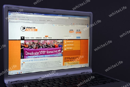 Website, Internetseite, Internetauftritt der Piratenpartei auf Bildschirm von Sony Vaio  Notebook, Laptop