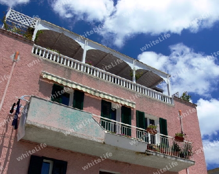 Typisch S?dl?ndische Villa mit Rosa Fassade und blauem Himmel