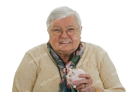 Seniorin mit Sparschwein auf hellem Hintergrund