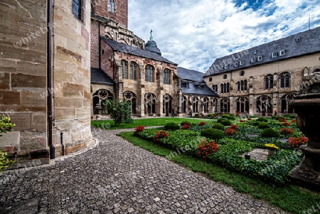 Dom zu Trier, Klostergarten im Sommer