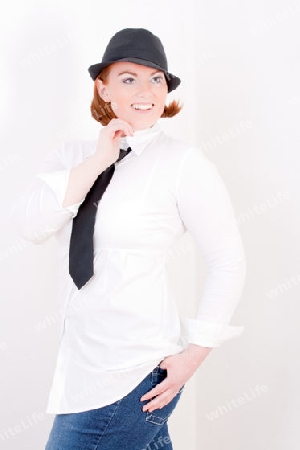 Modische Frau mit Krawatte 