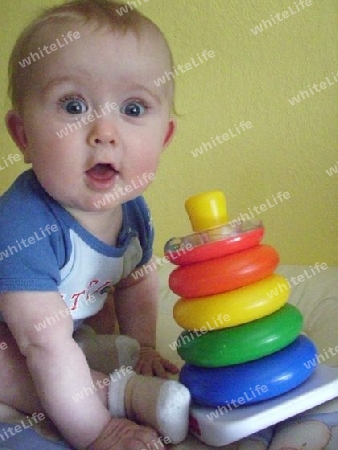 Baby mit Spielzeug hat gro?e, strahlendblaue Augen